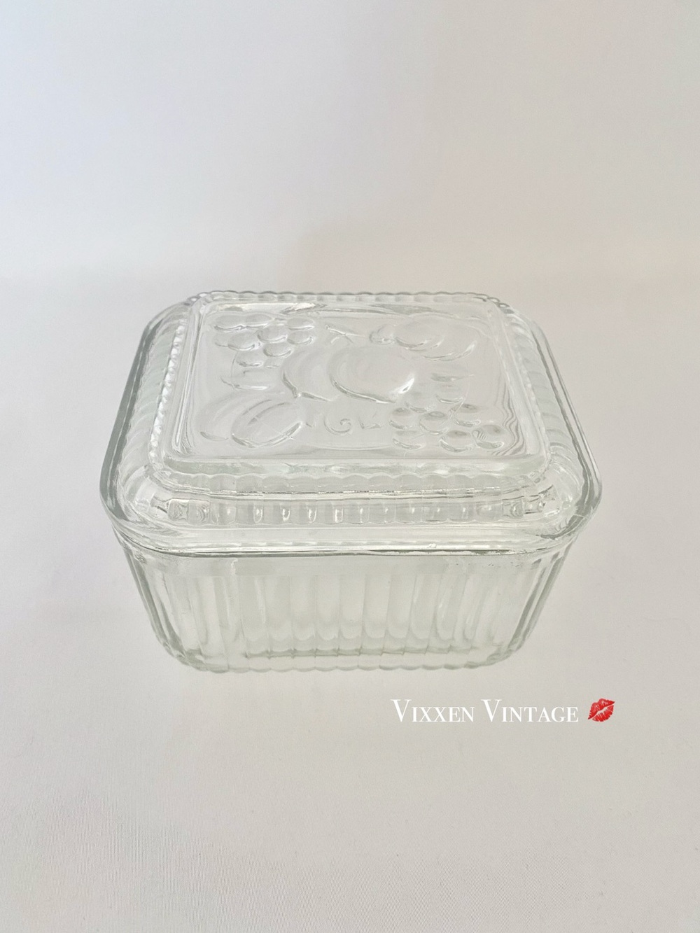 VINTAGE 1940'S CLEAR HEAVY PRESSED-GLASS RIBBED REFRIGERATOR DISH W/ FRUIT LIDS